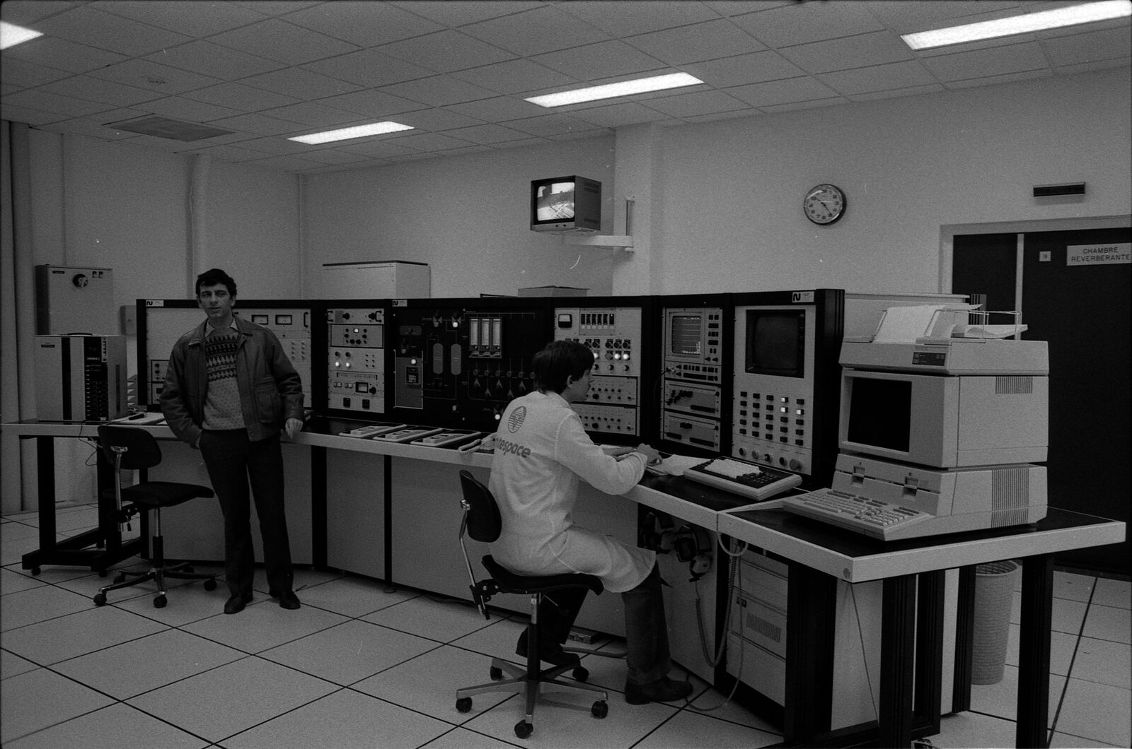 Technicians at consoles in a CNES control and sound-study room in Toulouse, photographed in March 1985
